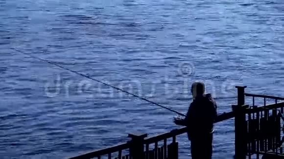 渔夫钓鱼旋转剪影视频的预览图