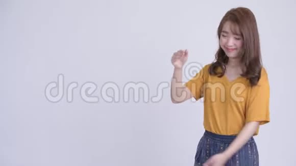 快乐的年轻美丽的亚洲女人拍打手指展示一些东西视频的预览图