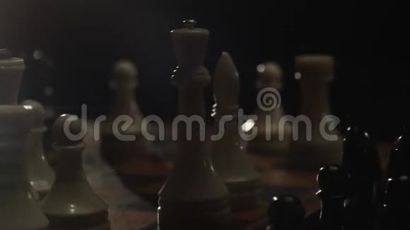 下棋特写木棋盘棋盘和棋子视频的预览图