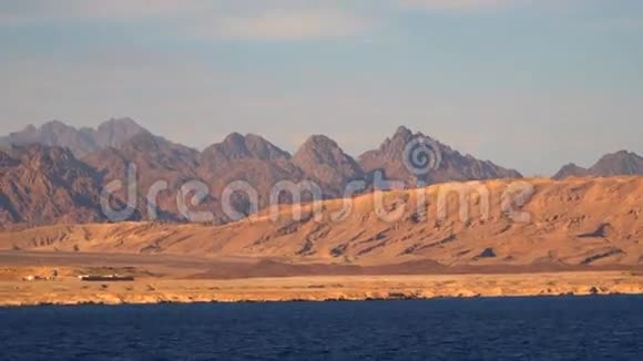 沙漠山海岸从海中眺望视频的预览图