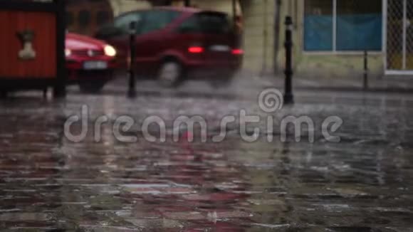 在城市里下雨视频的预览图