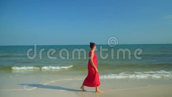 海洋冲浪热带岛屿普夸克岛沙子上的腿痕在沙滩上散步的女人视频的预览图