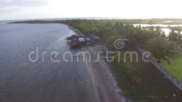 沿海小屋和沿海边建造的定居点房屋飞行员视频的预览图