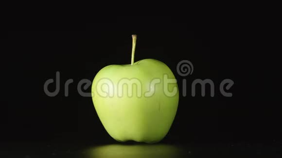 人类的手带走了一半的绿苹果视频的预览图