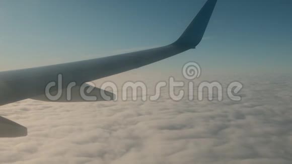 飞机的翅膀飞过云层从窗户看视频的预览图