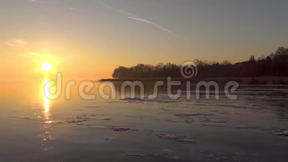 美丽的冬日匈牙利巴拉顿湖的日落景观视频的预览图