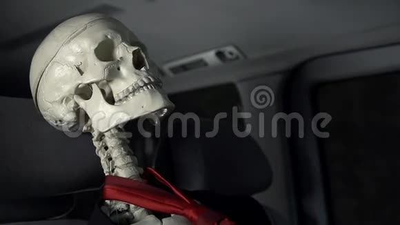 在移动的汽车上系着红色领带的骨架视频的预览图