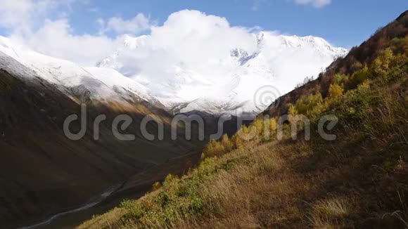 令人惊叹的旅游场所乌什古利位于什哈拉脚下一个最高的高加索峰会社区视频的预览图