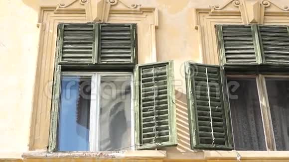 旧损坏的窗户视频的预览图