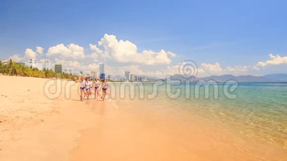 穿制服的啦啦队员沿着海滩接近摄像机视频的预览图