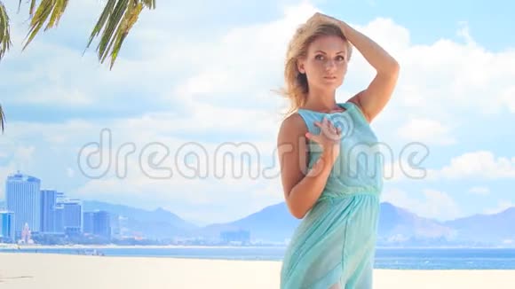 金发碧眼的女孩在沙滩上随风飘荡视频的预览图