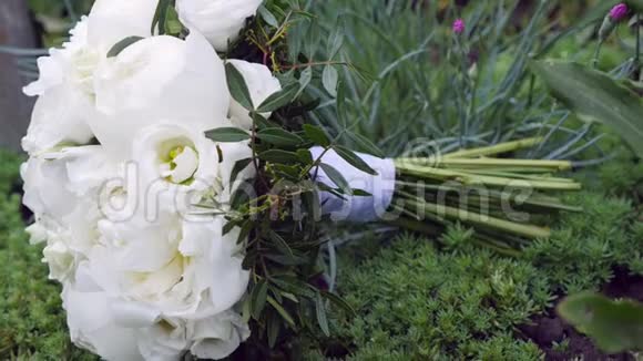 婚礼花束由白色背景的白色玫瑰制成视频的预览图