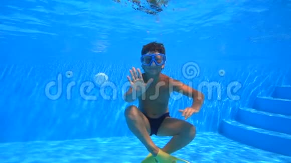 男孩在游泳池跳水视频的预览图