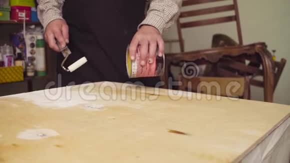 男性手用底漆覆盖木表面视频的预览图