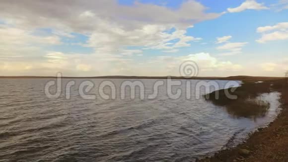 夏日的云天在光滑的地面上河水空中景观视频的预览图