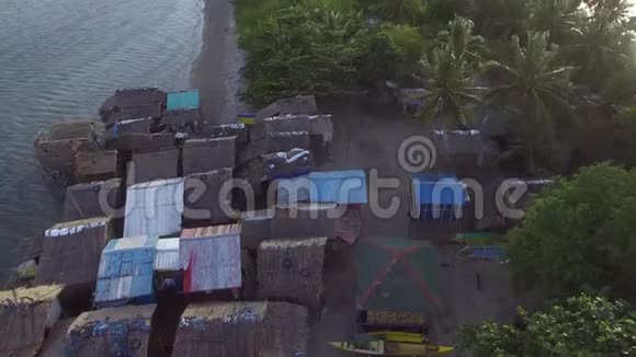 沿海小屋和沿海边建造的定居点房屋飞行员视频的预览图
