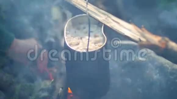 竞选中的早餐火堆上的锅火把食物加热视频的预览图