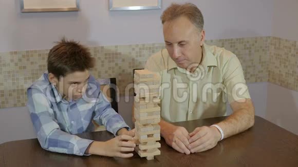爸爸和儿子玩棋盘游戏视频的预览图