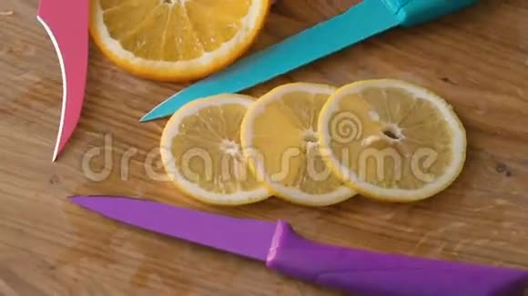 用刀子和橘子旋转木制背景视频的预览图