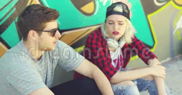 年轻的时髦都市情侣在人行道上放松视频的预览图