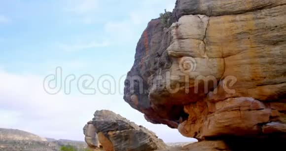 男子徒步旅行者站在岩石山顶4k视频的预览图
