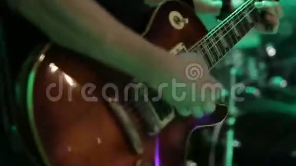 音乐家手弹电吉他视频的预览图
