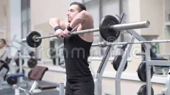 强壮的年轻人在健身房锻炼肌肉视频的预览图