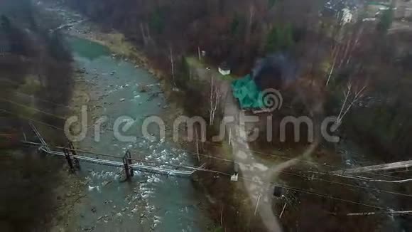 喀尔巴阡山铁路桥梁和公路景观视频的预览图
