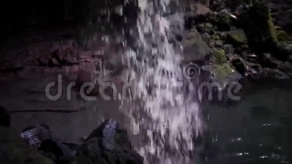 瀑布和热带游泳池视频的预览图