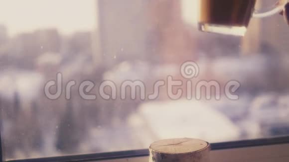 一个年轻的女孩把一杯带牛奶的苦咖啡放在城外的风景里1920x1080慢动作视频的预览图