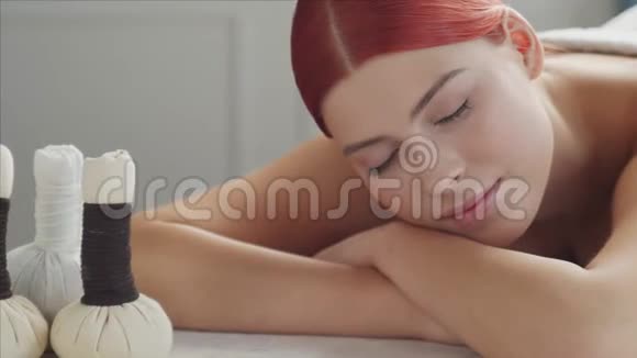 美丽的女人在水疗沙龙获得美容和放松治疗程序保健护肤和东方视频的预览图