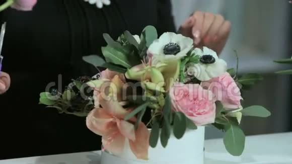 花匠用白盒子做婚礼花束视频的预览图