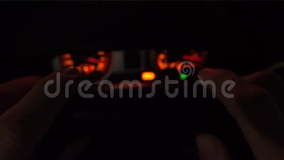 晚上开车的人4K近距离拍摄方向盘俯视图视频的预览图