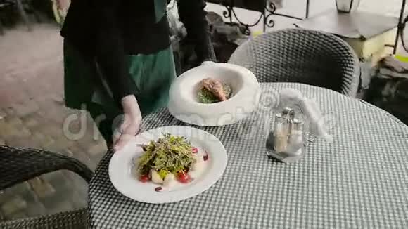 街上的一家咖啡馆里有菜的桌子视频的预览图
