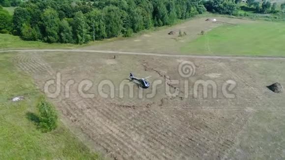 直升机降落在田野里绿野中央直升机准备飞行直升机到达现场视频的预览图