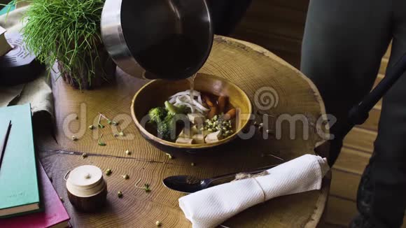 从事亚洲风味菜肴的食品专家视频的预览图