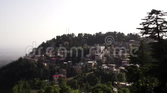 在山上俯瞰印度小镇视频的预览图