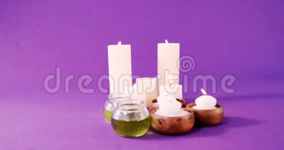 木制碗里的海盐桌子上的油和蜡烛视频的预览图