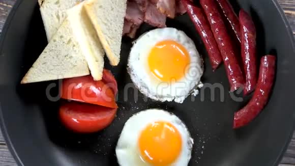 煎鸡蛋香肠和西红柿视频的预览图