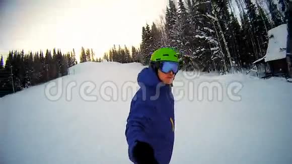 手里拿着自拍棒的人骑在滑雪板上视频的预览图