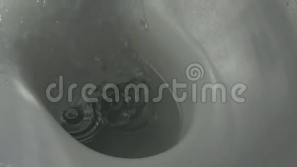 超慢动作水被冲洗在马桶里500英尺视频的预览图