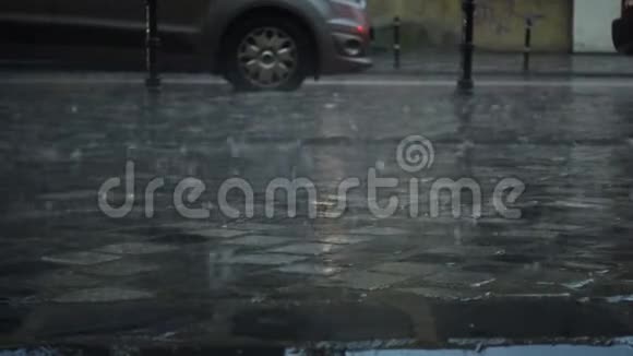 在城市里下雨视频的预览图