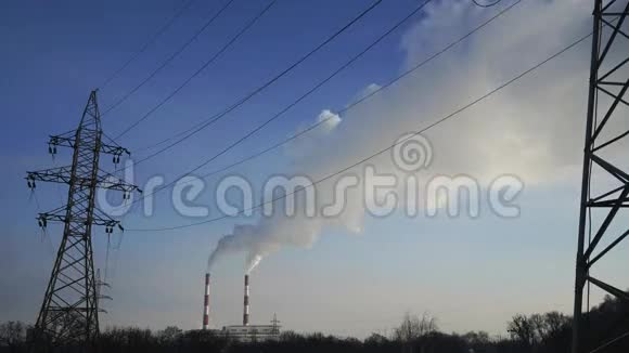 电力线路和管道排烟发电厂的延时视频的预览图