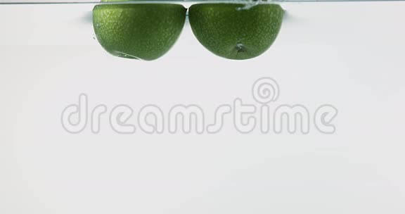 奶奶史密斯苹果马鲁沙马水果进入水白色背景视频的预览图