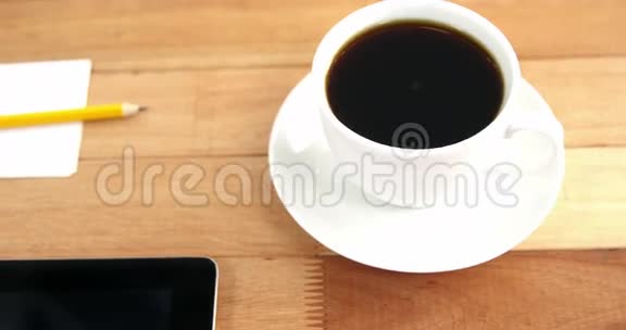 带数字平板电脑耳机纸笔的咖啡杯视频的预览图