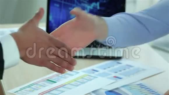 现代商务握手视频的预览图