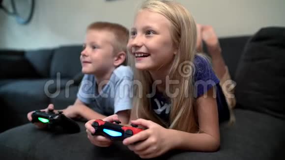 孩子们玩电子游戏视频的预览图