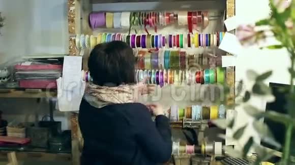 鲜花和装饰品商店的售货员站在柜台后面视频的预览图