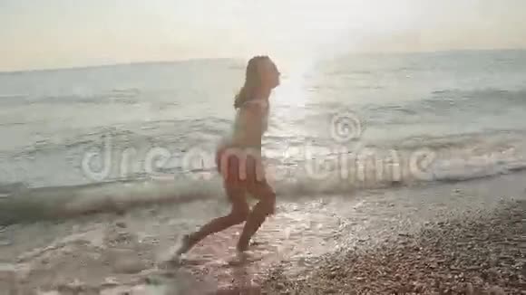 令人惊奇的女孩在沙滩上湿漉漉的视频的预览图