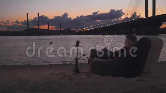 帅哥在海滩上抽烟视频的预览图